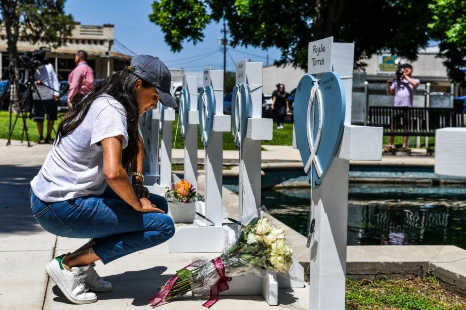 Meghan Markle lleva flores al homenaje a las vñictimas del tiroteo de Uvalde (AFP via Getty Images)