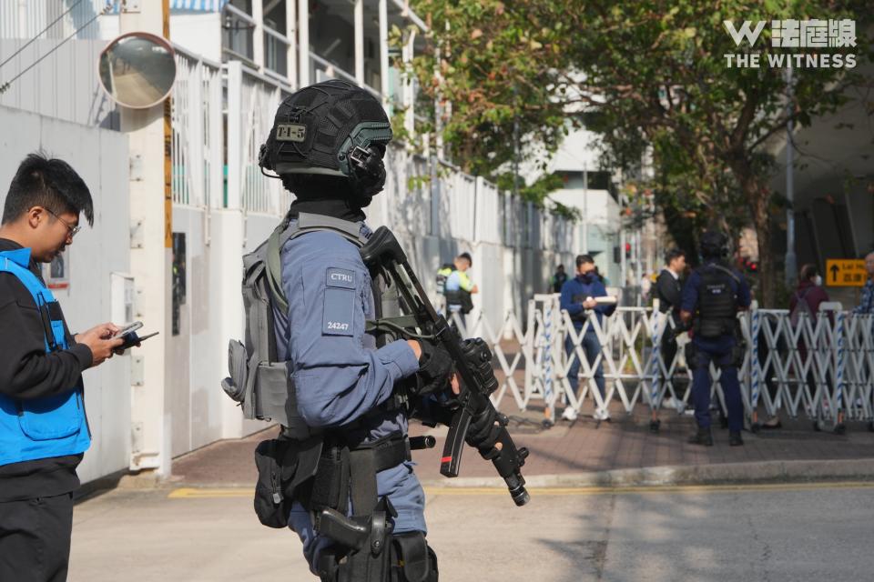 2024 年 3 月 13 日，警方反恐特勤隊在法院外持槍戒備。（攝：Nasha Chan）
