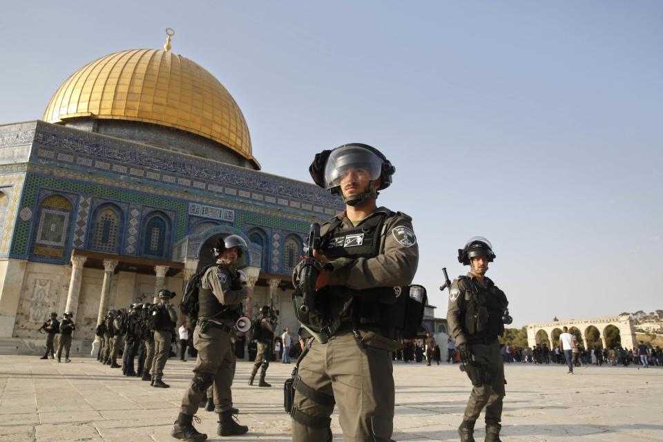 <p>Polizisten in Jerusalem bewachen den Innenhof der al-Aqsa-Moschee vor dem Felsendom. Erstmals seit zwei Wochen konnten Muslime wieder das Plateau auf dem Tempelberg betreten. Innerhalb kürzester Zeit kam es allerdings erneut zu Ausschreitungen. (Bild: Mahmoud Illean/AP/dpa) </p>