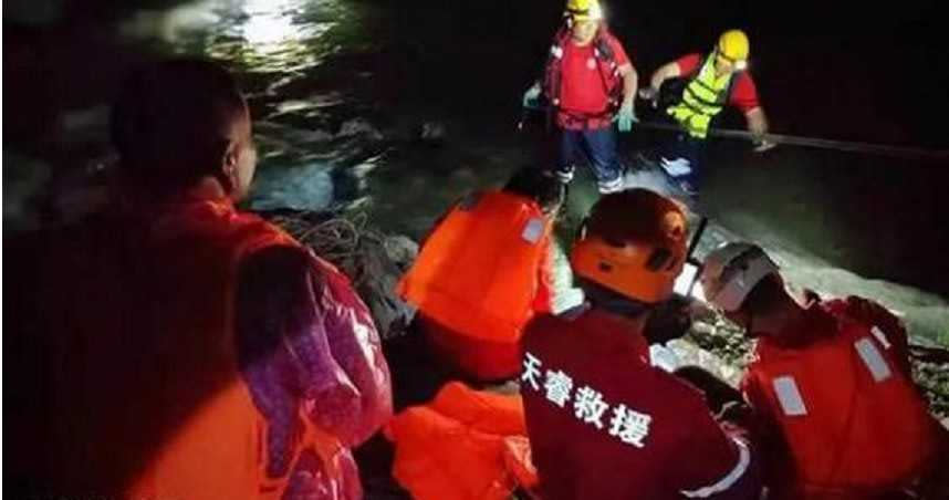 中國大陸今年端午連假不平靜，有67名登山客因為臨時下起大雨受困山中。（圖／翻攝自新浪）