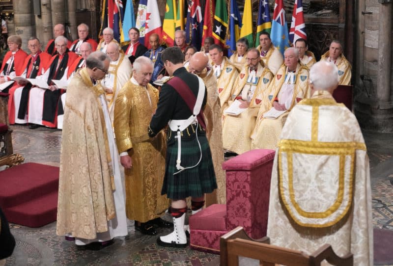 Carlos III con la Supertúnica en su coronación