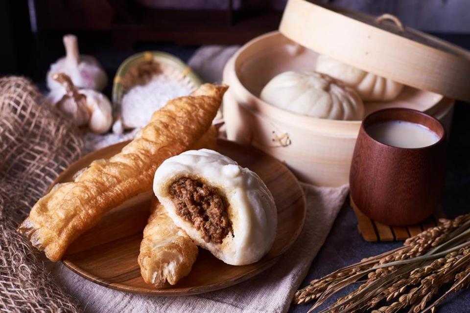 營養師高敏敏點出，中式早餐不但有許多國民美食熱量高、油脂含量也很高，其中一顆「飯糰」的熱量竟相當於「一袋鹽酥雞」。(圖／Shutterstock)
