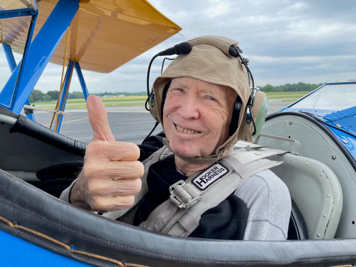 Gary Gragg gives a thumbs up during a recent experience through Dream Flights.