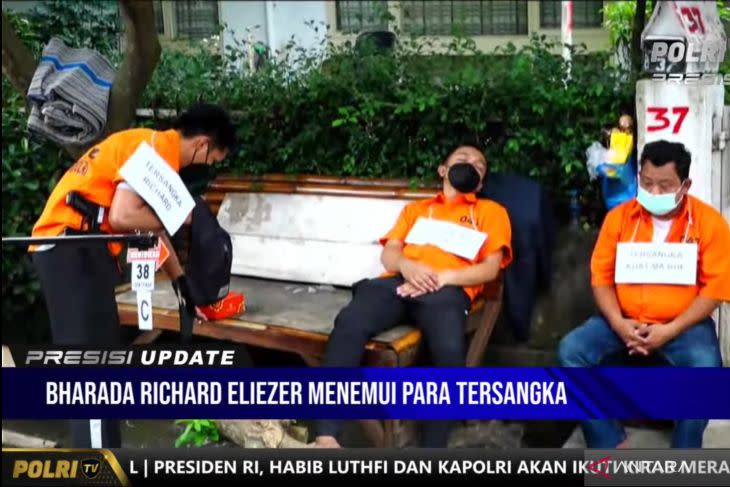 Tankapan layar, salah satu adegan saat rekonstruksi, ketika Bharada Richard E. menemui para tersangka lainnya di Jakarta, Selasa. (30/8/2022). ANTARA/Youtube/@POLRI TV Radio/Luthfia