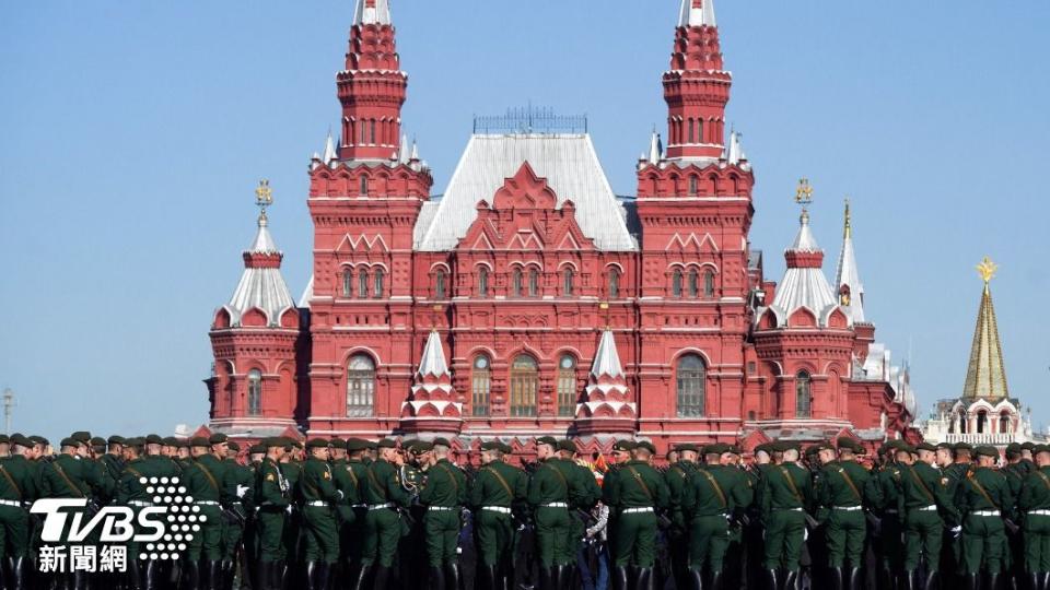 萬名俄羅斯官兵聚集紅場，接受普欽親自校閱。（圖／達志影像路透社）