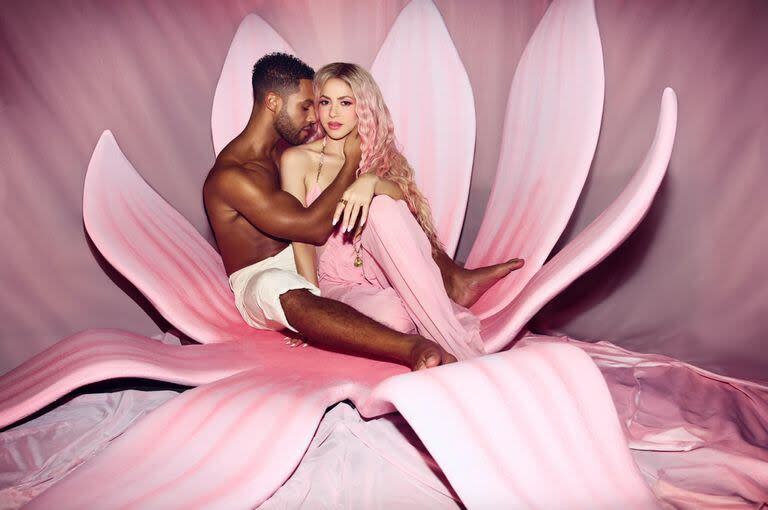 Una de las estrategias del nuevo álbum de Shakira ha sido revelar imágenes provocativas junto a uno de los actores del momento