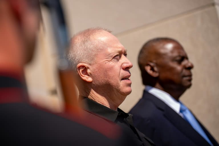 US Secretary of Defense Lloyd Austin (R) and Israeli Defense Minister Yoav Gallant (C) stand during an honor cordon at the Pentagon on June 25, 2024 (Andrew Harnik)