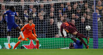 <p>Sur un corner tiré côté gauche par Rakitić, Piqué tente sa chance avec un coup de tête. Le ballon passe juste à côté de la cage de Courtois. (Photo : Reuters) </p>