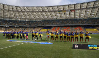 Soccer Football - Ukrainian Premier League - Shakhtar Donetsk v FC Metalist 1925 Kharkiv - NSC Olympiyskiy, Kyiv, Ukraine - August 23, 2022 Players draped with Ukrainian flags during the national anthem before the match as Russia's attack on Ukraine continues REUTERS/Gleb Garanich - UP1EI8N0S5TCP