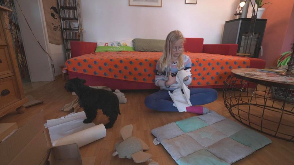 "Diesen Püschel da zurecht schneiden": Sonja versucht sich als Hundefriseurin. (Bild: RTL / RTL Studios)