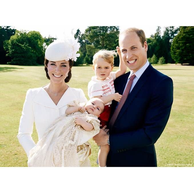 Une photo du baptême de la princesse Charlotte, montre George, Charlotte et leurs parents poser dans les jardins à Sandringham Palace. 