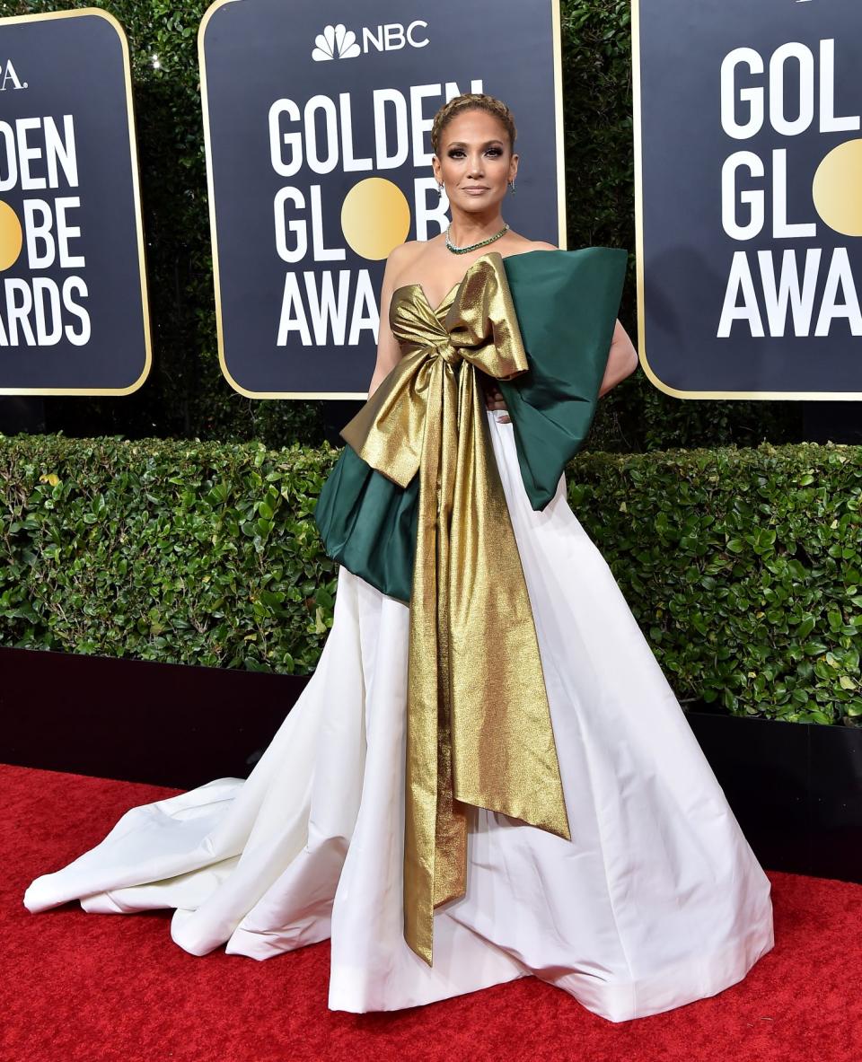  JANUARY 2020  Jennifer Lopez 出席第77屆金球獎（Golden Globe Awards）穿上綴以巨型綠色及金色蝴蝶結的白色禮服，並配以145卡綠寶石及鑽石的 Harry Winston 頸鏈。