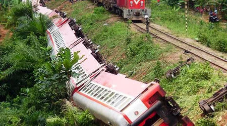 A derailed train is seen in Eseka, Cameroon, October 21, 2016. REUTERS/Mahamat Mazou Aboubakar