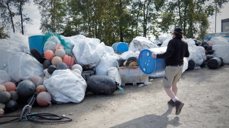 40 tonnes of garbage pulled off Vancouver Island beaches