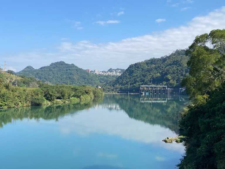 沿著新店溪流經淨水場，再經由管線運輸到家戶，這段歷程已先經過三道發電過程，絲毫不浪費。