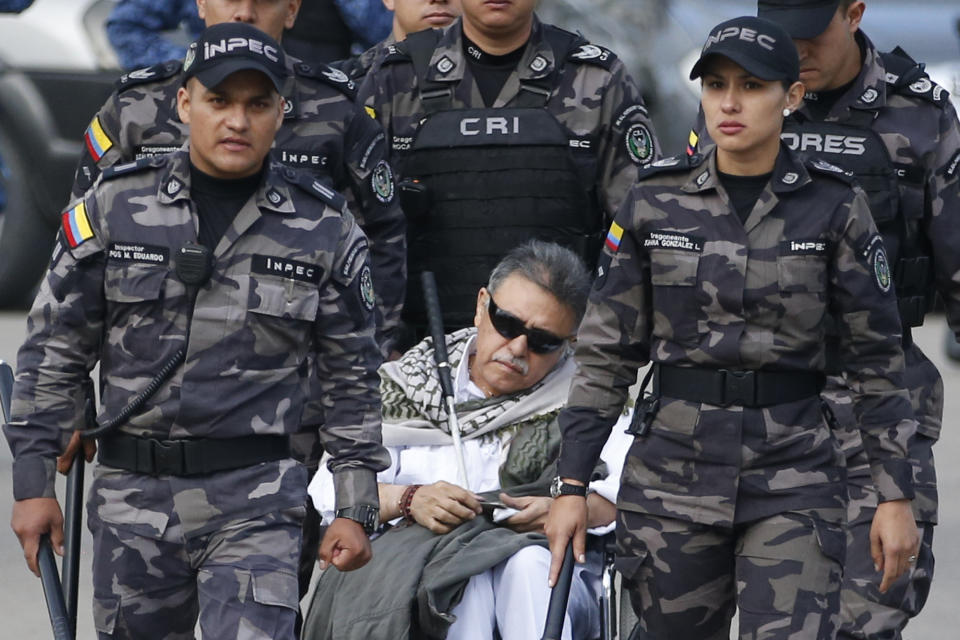 Varios guardias escoltan al exguerrillero rebelde Seuxis Hernández, alias "Jesús Santrich", afuera de la cárcel La Picota en Bogotá, Colombia, el viernes 17 de mayo de 2019. (AP Foto/Fernando Vergara)