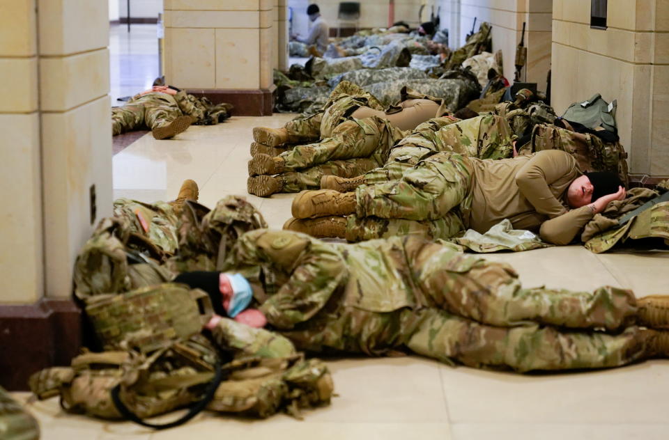 Los miembros de la Guardia Nacional duermen en el interior del Edificio de Oficinas del Senado. (REUTERS/Joshua Roberts)