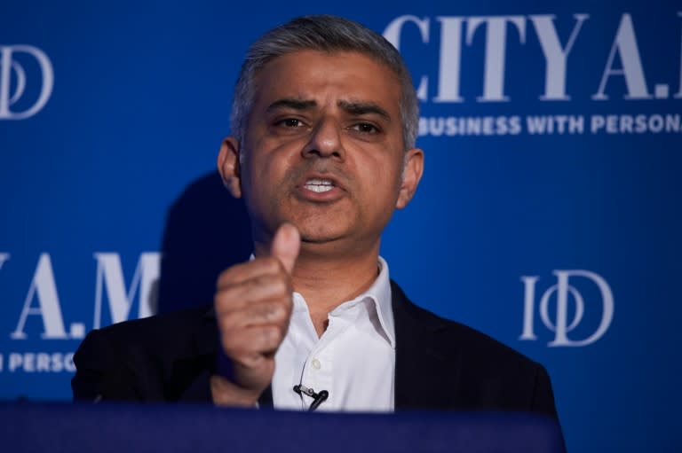 London mayor Sadiq Khan has suggested a ban on new hot-food takeaways opening within 400 metres (yards) of schools in the British capital