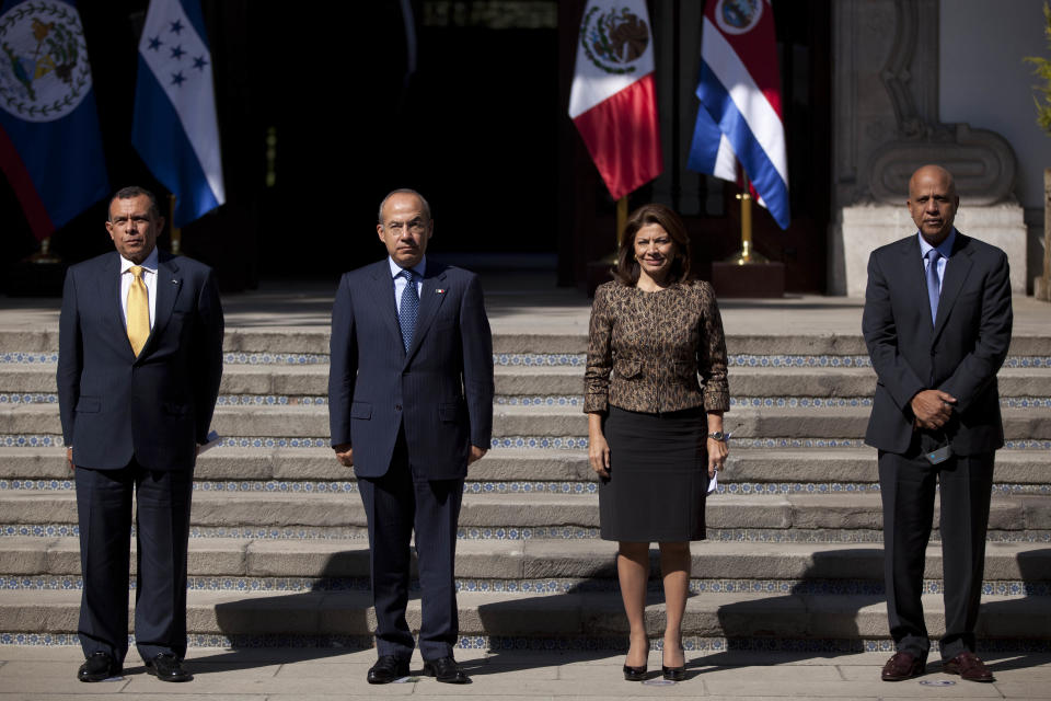 Honduras' President Porfirio Lobo, from left, Mexico's President Felipe Calderon, Costa Rica's President Laura Chinchilla and Belize' Prime Minister Dean Barrow pose for photos prior to a press conference in Mexico City, Monday, Nov. 12, 2012. Mexico and the three Central American nations are calling for a review of international drug policies after two U.S. states voted to legalize recreational use of marijuana. (AP Photo/Alexandre Meneghini)