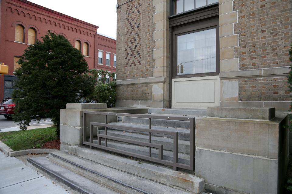 The building that is now the Rochester District Court used to be a post office. 