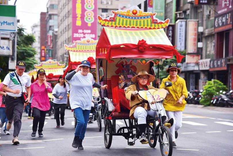 中和土地公文化祭時，土地公打扮的車夫會騎乘三輪車踩街遶境，沿途送發財金給信眾。（圖／報系資料庫）