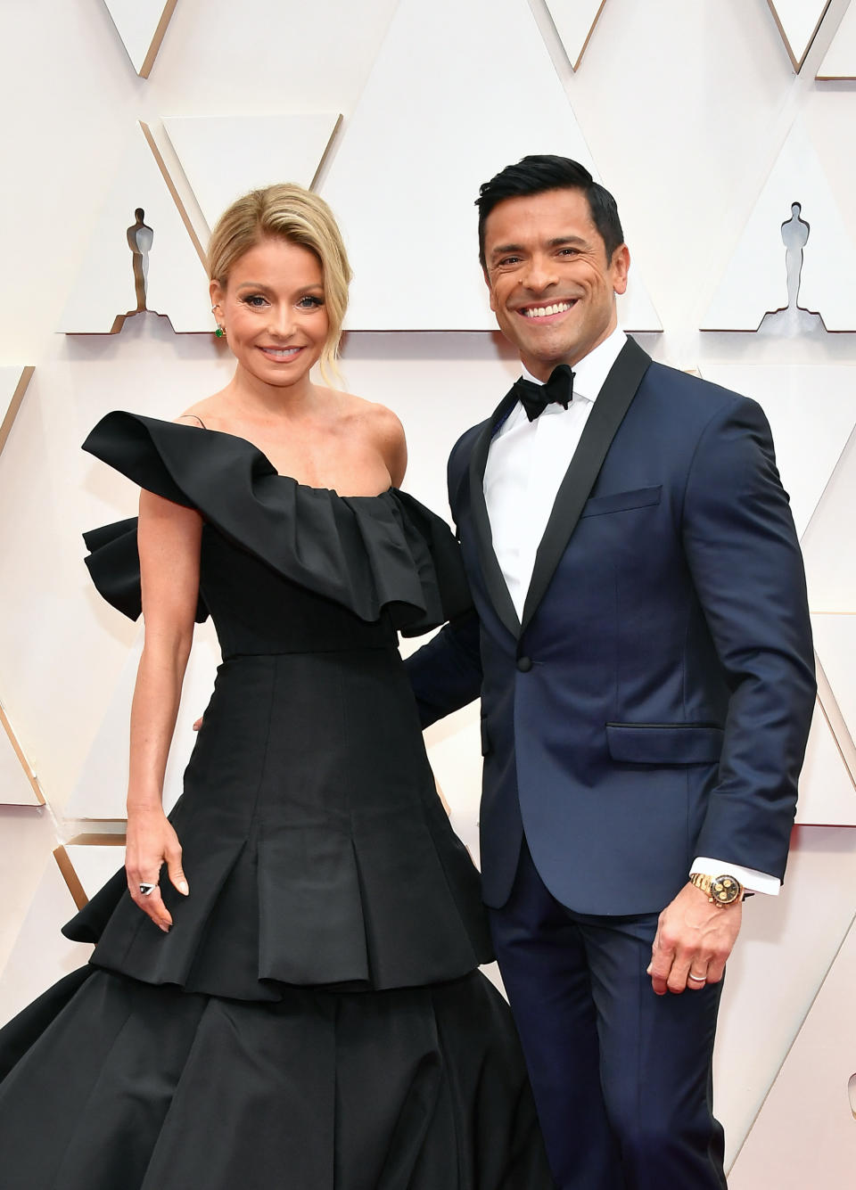 HOLLYWOOD, CALIFORNIA - FEBRUARY 09: (L-R) Kelly Ripa and Mark Consuelos attend the 92nd Annual Academy Awards at Hollywood and Highland on February 09, 2020 in Hollywood, California. (Photo by Amy Sussman/Getty Images)