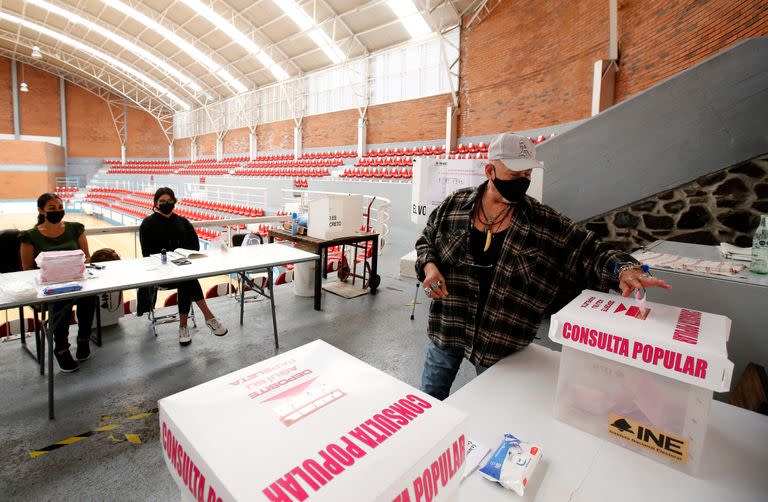 Un hombre emite su voto durante un referéndum nacional en Guadalajara