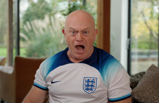 Ross Kemp ready to whip out his World Cup Willie to help England lift the  trophy