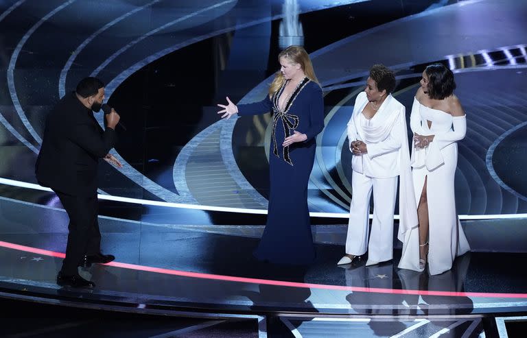 Las tres anfitrionas del Oscar, Amy Schumer, Wanda Sykes y Regina Hall, son recibidas en el escenario del Dolby Theater por el cantante y DJ Khaled