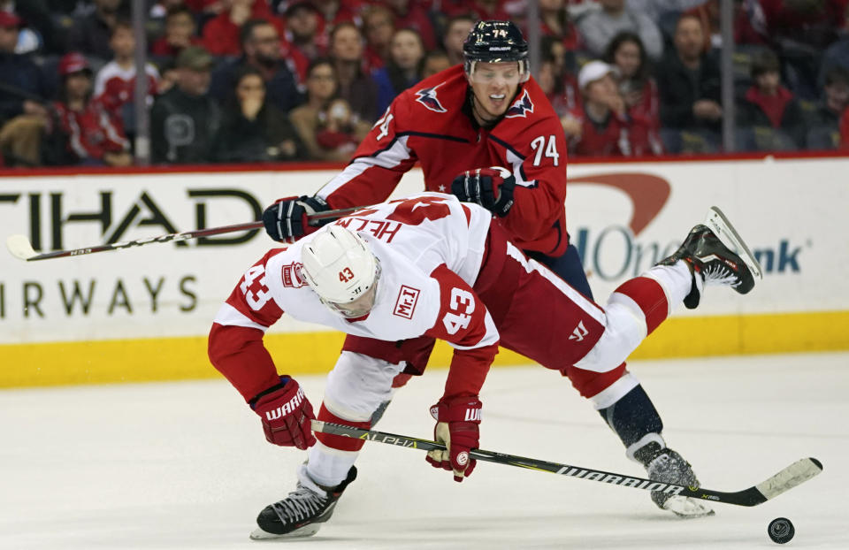 <p>Bei einem NHL-Eishockeyspiel im US-amerikanischen Washington zwischen den Washington Capitals und den Detroit Red Wings kämpft John Carlson (Nr. 74) gegen seinen Detroiter Gegenspieler Darren Helm. Die Red Wings konnten das Spiel mit 5:4 für sich entscheiden. (Bild: AP Photo/Pablo Martinez Monsivais) </p>