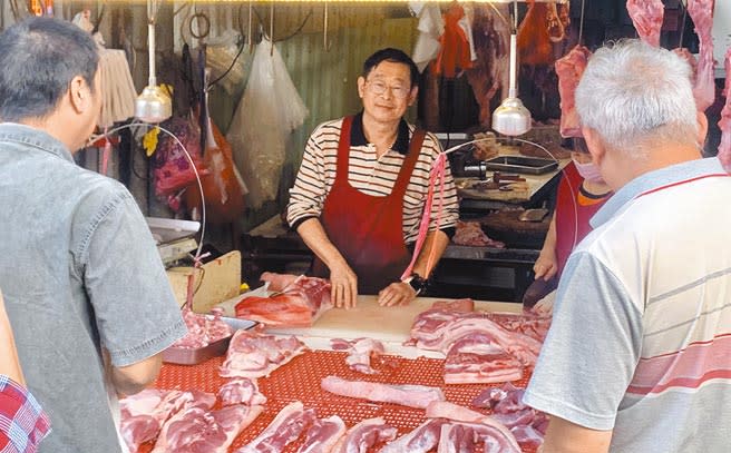 在傳統市場購買溫體豬肉，可避免買到含瘦肉精的美豬。（廖志晃攝）