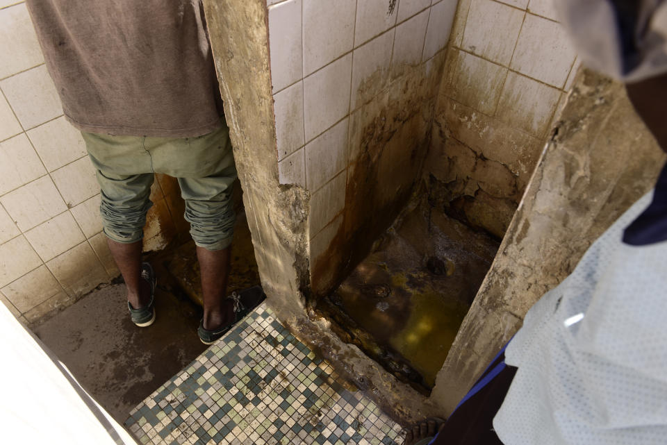 <p>A public toilet in Dakar, Senegal. (Photo: Seyllou/AFP/Getty Images) </p>