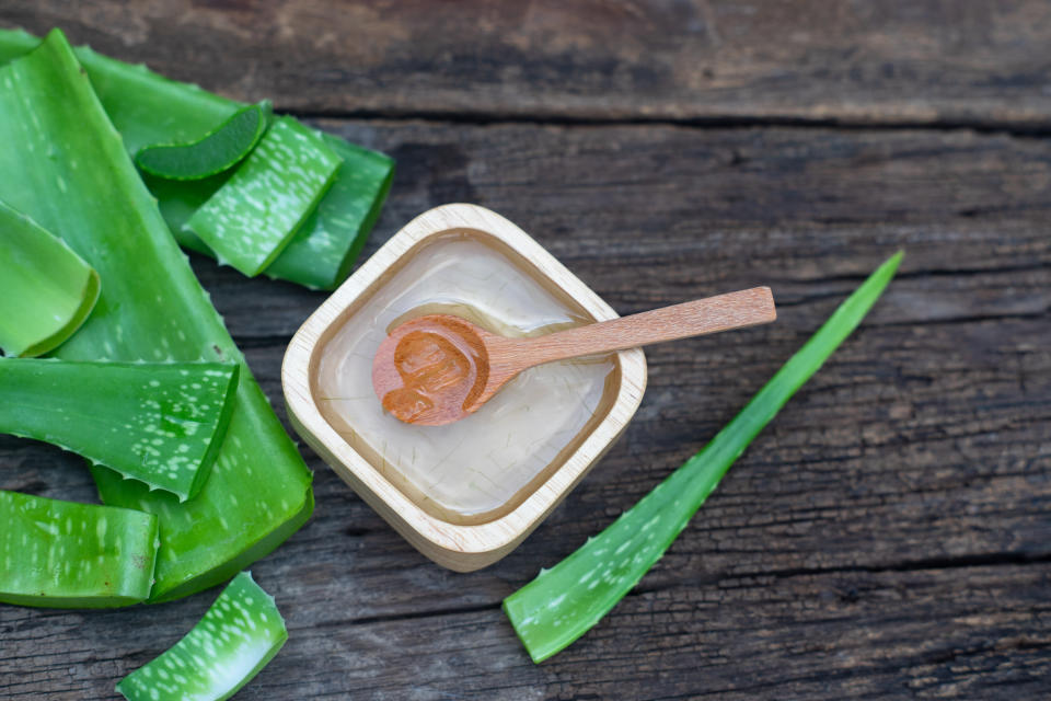 Look for products that contain aloe vera gel but do NOT contain alcohol. (Photo: Sundaemorning via Getty Images)