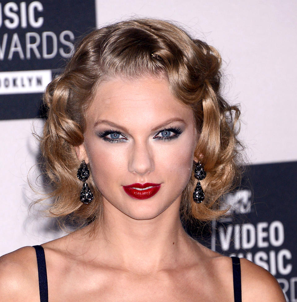 <p>Somos muy fans de Taylor Swift, pero en los MTV Video Music Awards de 2013 no estuvo muy acertada con su maquillaje. (Foto: Gtres). </p>