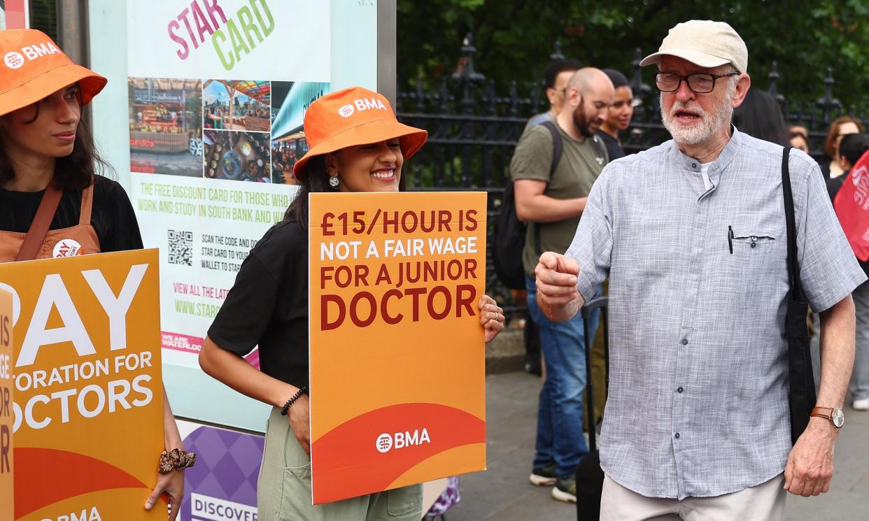 <span>Jeremy Corbyn met striking junior doctors outside St Thomas's hospital, London, on Thursday.</span><span>Photograph: Peter Nicholls/Getty Images</span>