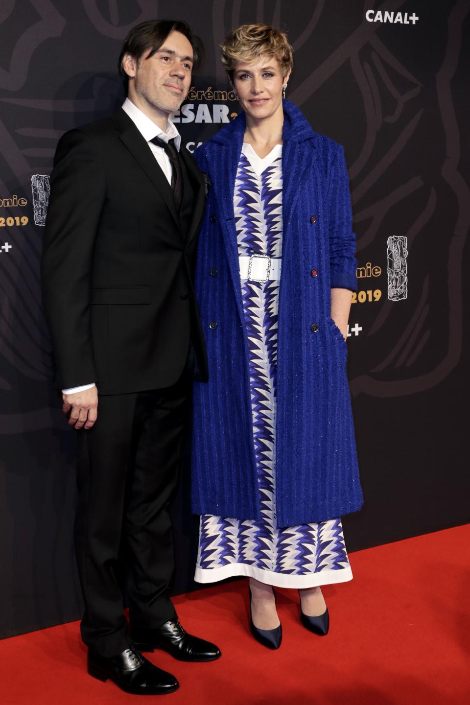 <p>Cécile de France est dans la course pour le titre de “Meilleure actrice” dans le film Mademoiselle de Joncquières. L’actrice belge a opté pour une robe aux imprimés bleus. Une tenue qu’elle a choisi de porter un manteau style trench bleu électrique.<br>Crédit : Getty </p>