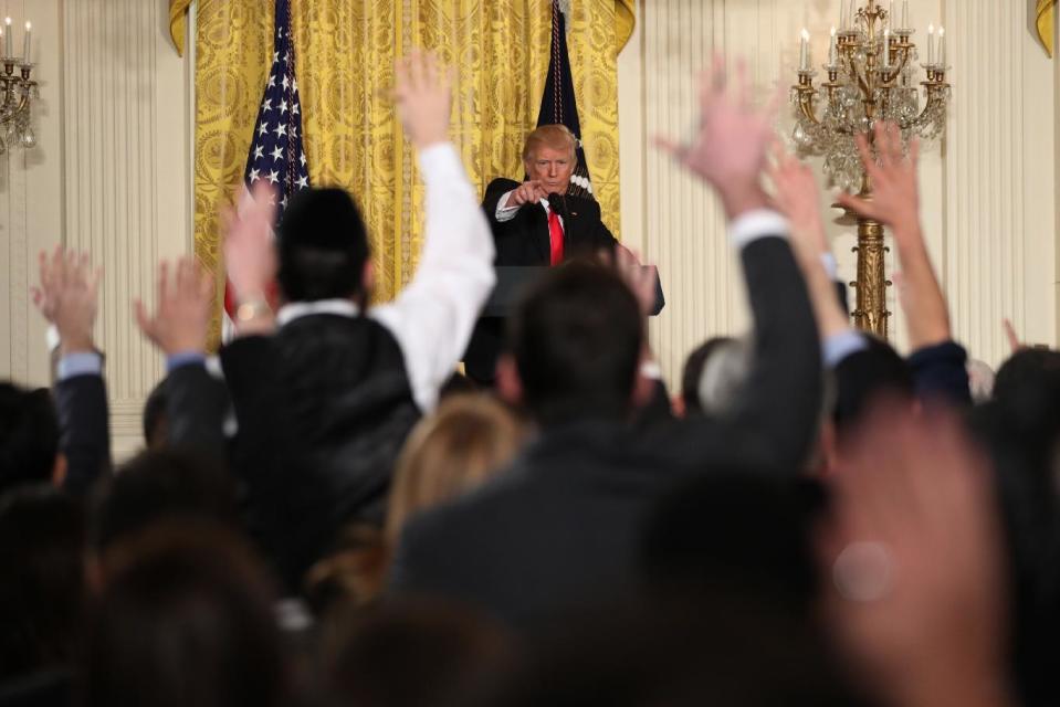 El presidente Donald Trump elige a un reportero para que haga una pregunta durante una conferencia de prensa en el Salón Este de la Casa Blanca, en Washington, el jueves 16 de febrero de 2017. (AP Foto/Andrew Harnik)