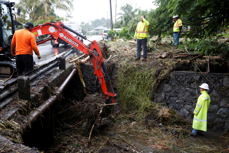<p>Hawaii County employees clean up debris from flooding caused by Hurricane Lane in Hilo, Hawaii, Aug. 25, 2018. (Photo: Terray Sylvester/Reuters) </p>