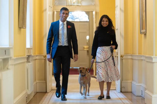 Rishi Sunak and his wife Akshata Murty bought a special 'poppy' dog collar for their labrador Nova (Simon Walker / No10 Downing Street)