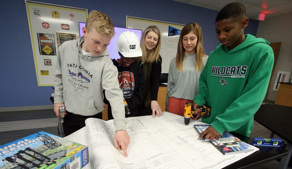 Seventh-graders Bryson Marler, Jonathan Jordan, Nora Skarpalezos and Jeremiah Holt check out a diagram with their teacher, Brooke Loftis, at Belmont Middle School Monday morning, Jan. 24, 2022.