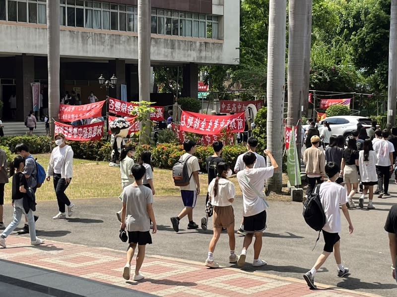 圖為大學分科測驗高雄道明中學考場。（中央社資料照）