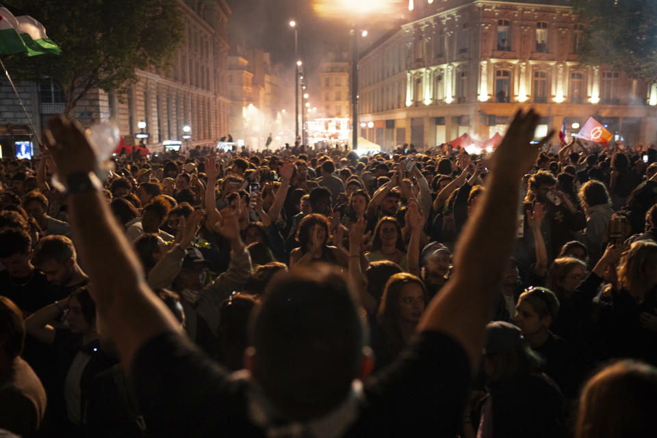 Personas se congregan en la plaza de la República para festejar los resultados preliminares de la segunda vuelta de las elecciones legislativas, en París, Francia, el domingo 7 de julio de 2024. (AP Foto/Louise Delmotte)