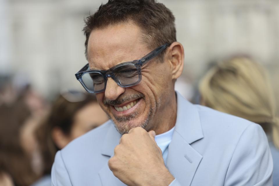 Robert Downey Jr. posa en la sesión fotográfica de la película 'Oppenheimer' el miércoles 12 de julio de 2023 en Londres. (Vianney Le Caer/Invision/AP)