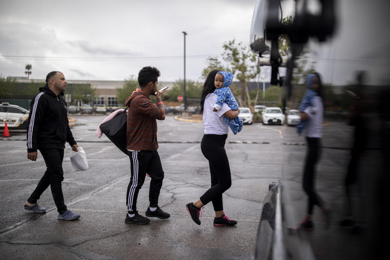 Familias suben a un autobús fuera del centro de migración de la Oficina de Manejo de Emergencias en El Paso, Texas, el viernes 7 de octubre de 2022. (Ivan Pierre Aguirre/The New York Times).