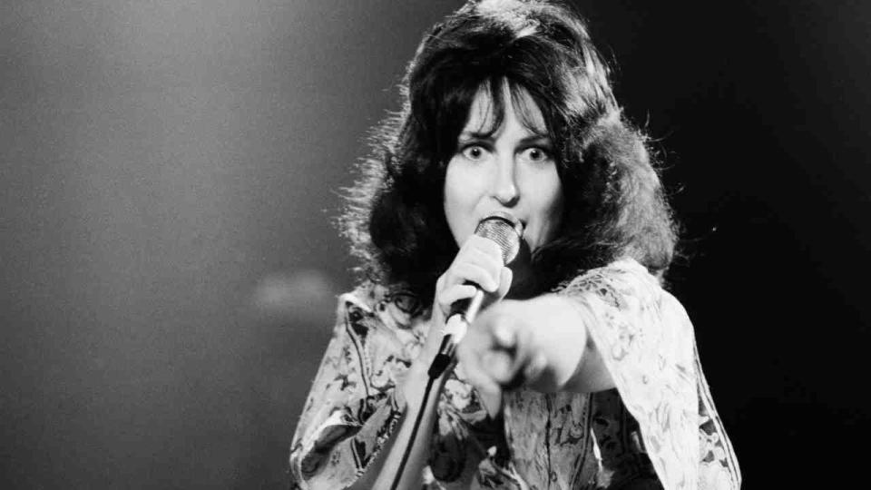 Grace Slick singing onstage in 1978