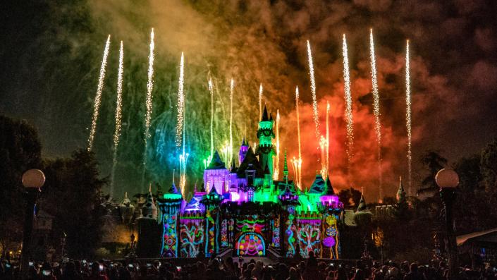 Will Mickey’s Very Merry Christmas Party return in 2022? Yes. Here’s how much it’ll cost.