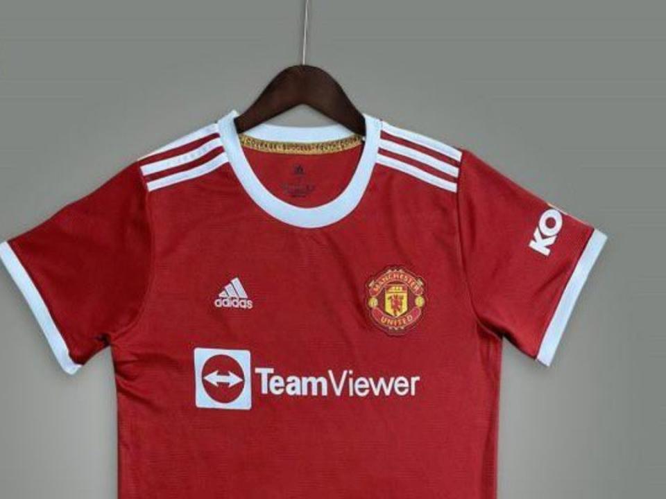 An image of what could be Manchester United’s home shirt for 2021/22 (@GNev2 via Twitter)