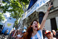 Una simpatizante de Alberto Fernández celebra su toma de posesión como nuevo presidente en Buenos Aires, Argentina, el martes 10 de diciembre de 2019. (AP Foto / Marcos Brindicci)