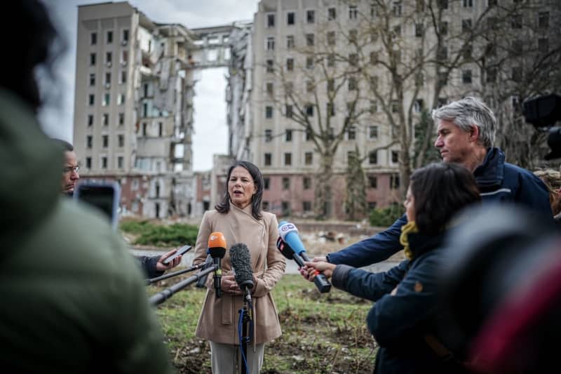 German Foreign Minister Annalena Baerbock gives a press statement in front of the former headquarters of the regional administration of Mykolaiv Oblast during her two-day visit to Ukraine. Kay Nietfeld/dpa