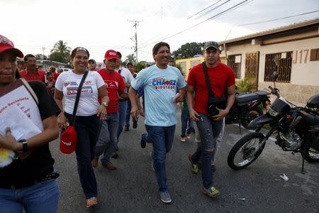 Deputy candidate for the National Assembly for Venezuela's United Socialist Party (PSUV), Argenis Chavez (C), arrives at a campaign rally for the upcoming parliamentary elections, in Barinas, November 18, 2015. REUTERS/Marco Bello.